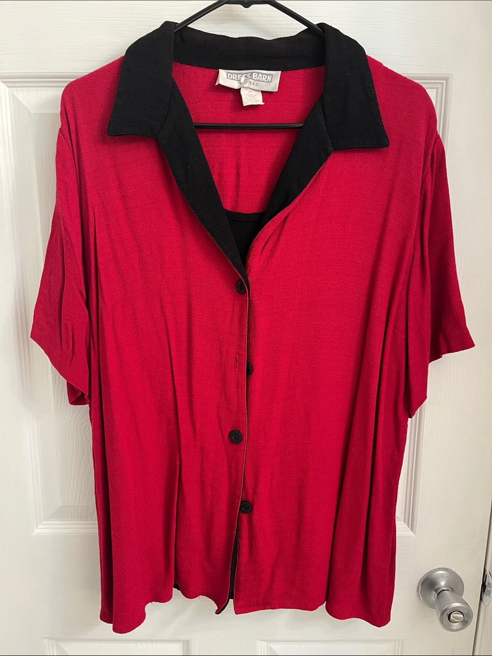 dressbarn Woman Red Short Sleeve Button-Front Top with Black Collar
